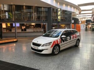 Peugeot 308 reklamebil i Herning Centret udfor Sunset boulevard 